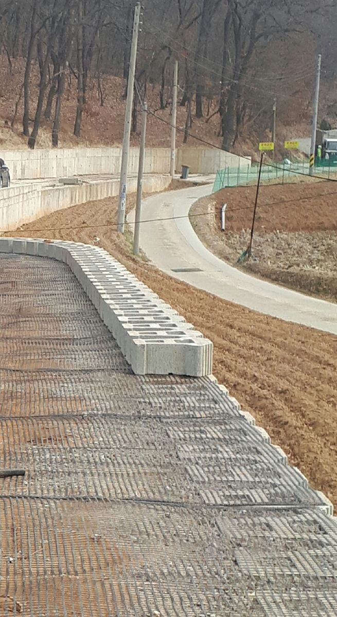 도로 경계석과 함께 정리된 부지 조성 현장